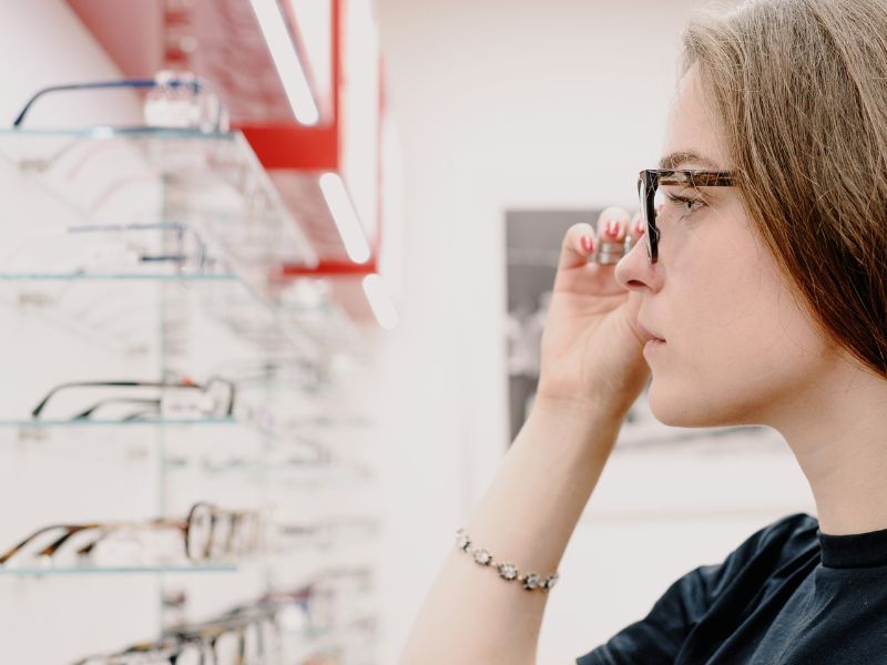 Guida senza occhiali da vista? Multa e decurtazione punti