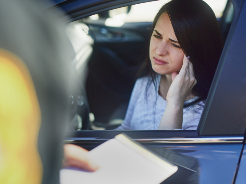 Multe più severe se butti rifiuti dal finestrino