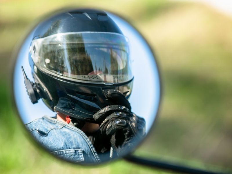 motociclista e specchietto