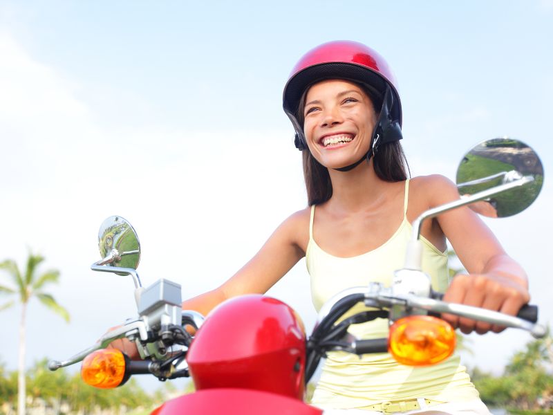 A 14 anni puoi ottenere la patente am, che non solo ti permette di guidare lo scooter, ma anche le minicar 50 cc