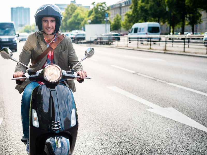 La patente AM è il primo passo verso l'indipendenza su due ruote: ottienila e inizia la tua avventura su scooter o moto!